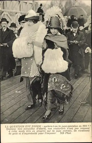 Ak La Question est Posee, La Jupe Pantalon en 1911, Frauen in Hosenanzügen mit Hüten