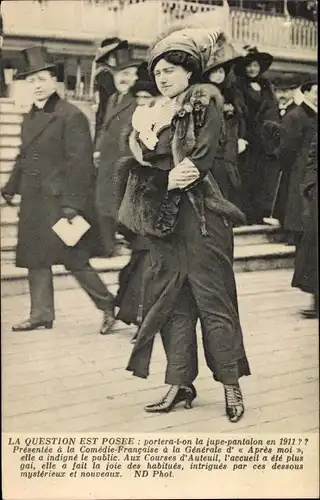 Ak La Question est Posee, la Jupe Pantalon en 1911, Frau im Hosenanzug mit Hut