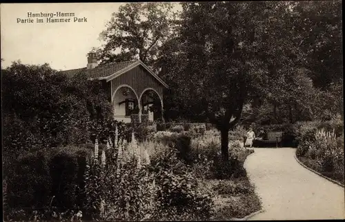 Ak Hamburg Mitte Hamm, Hammer Park, Spaziergänger auf einer Bank