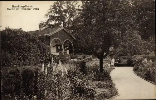 Ak Hamburg Mitte Hamm, Hammer Park, Spaziergänger auf einer Bank