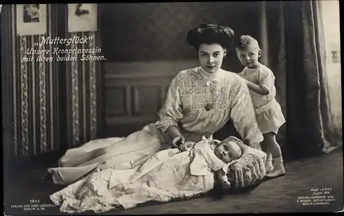 Ak Kronprinzessin Cecilie von Preußen mit ihren beiden Söhnen, Portrait