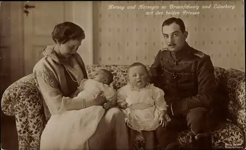 Ak Herzog Ernst August von Braunschweig, Prinzessin Victoria Luise von Preußen, Söhne,Husarenuniform