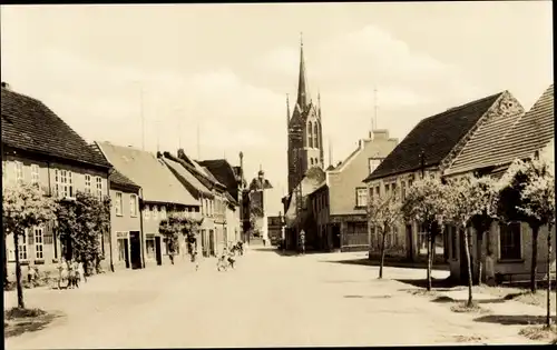 Ak Kemberg in der Dübener Heide, Leipziger Straße mit Kirche