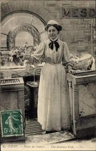 Ak Vichy Allier, Palais des Sources, Une donneuse d'eau