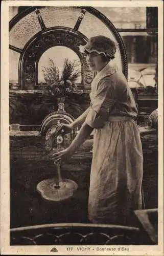 Ak Vichy Allier, Donneuse d'Eau