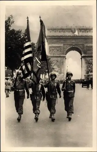 Ak Paris, Liberation de Paris, Les drapeaux americains au defile
