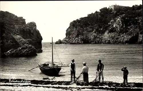 Ak Paleokastritsa Korfu Griechenland, Partie am Ufer, Fischernetze