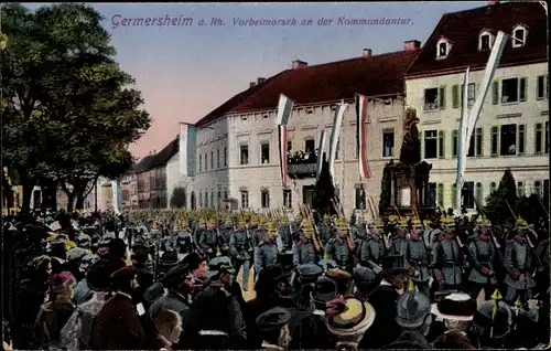 Ak Germersheim am Rhein, Vorbeimarsch deutscher Soldaten an der Kommandantur