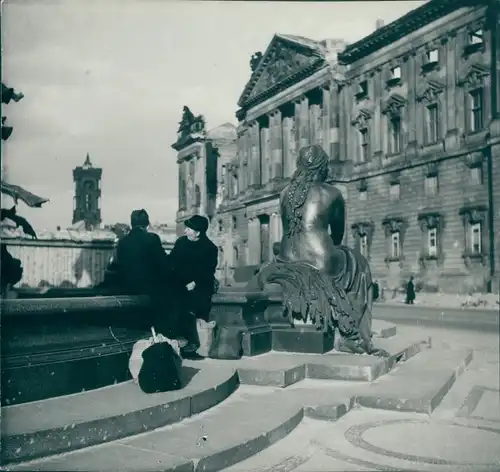 Foto Berlin Mitte, Neptunbrunnen auf dem Schlossplatz, Rathaus, 1950
