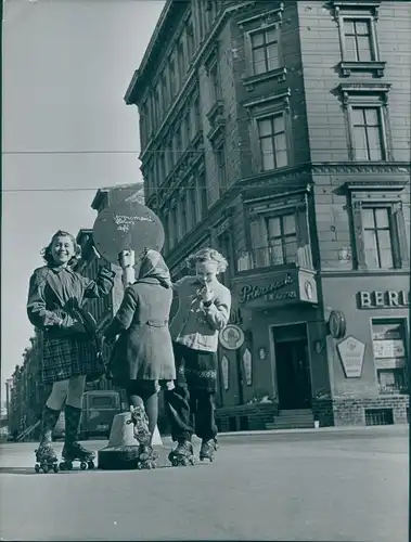 Foto Berlin Kreuzberg, Partie in der Großbeerenstraße, Mädchen auf Rollschuhen, 1953