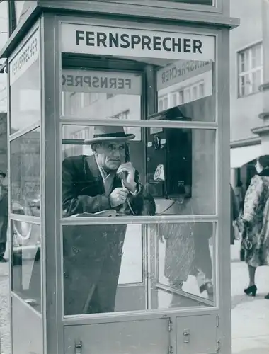 Foto Berlin, Mann in einer Telefonzelle, Christian Böhning, 1954