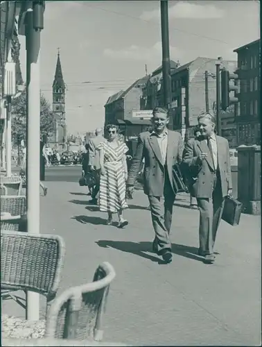 Foto Berlin Charlottenburg, Joachimsthaler Straße, Passanten, 1954