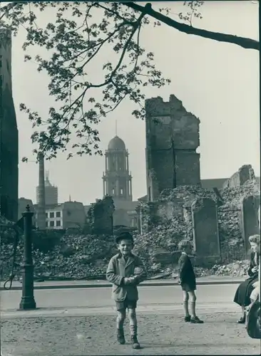 Foto Berlin, Straßenpartie mit Hausruinen, Kinder, Kriegszerstörungen, 1950