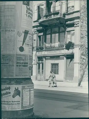 Foto Berlin Mitte, Sektorengrenze Zimmerstraße, Litfaßsäule, HO Lebensmittel, Pension Dall, 1950