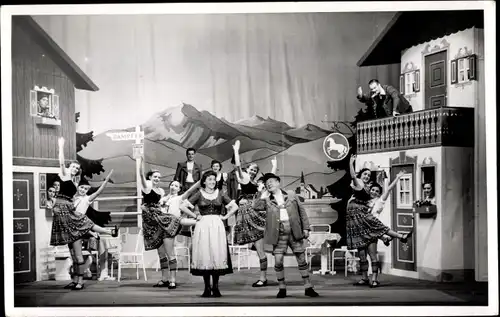 Foto Ak Theaterszene, Schauspieler auf einer Bühne