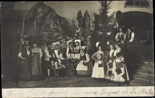 Foto Ak Theaterszene, Schauspieler auf einer Bühne