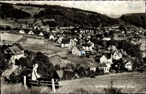 Ak Hatzfeld an der Eder Hessen, Blick auf den Ort, Kind auf der Bank