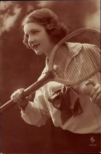 Ak Frau mit Tennisschläger und Ball