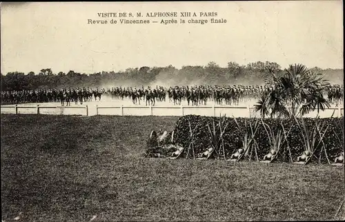 Ak Paris XII Bois de Vincennes, Visite de S. M. Alphonse XIII a Paris, Revue, Apres la charge finale