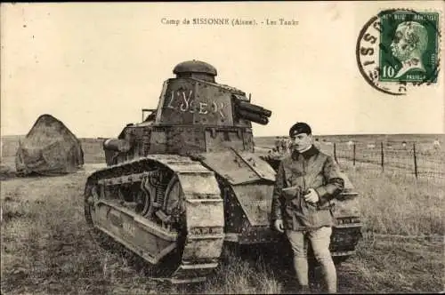 Ak Sissonne Aisne, Camp, Les Tanks, Französischer Soldat in Uniform