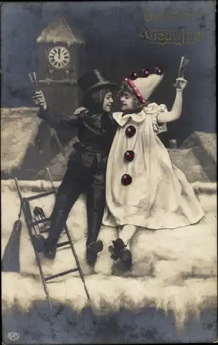 Ak Glückwunsch Neujahr, Gelukkig Nieuwjaar, Schornsteinfeger und Harlekin mit Sektgläsern