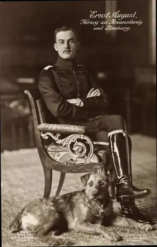 Ak Herzog Ernst August von Braunschweig, Portrait in Husarenuniform, Hund