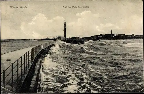 Ak Ostseebad Warnemünde Rostock, Auf der Mole bei Sturm