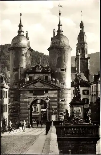 Ak Heidelberg am Neckar, Brückentor mit Karl Theodor Denkmal