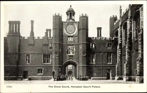 Ak Richmond upon Thames London England, Hampton Court Palace, The Clock Court