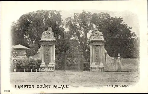 Ak Richmond upon Thames London England, Hampton Court Palace, The Lion Gates