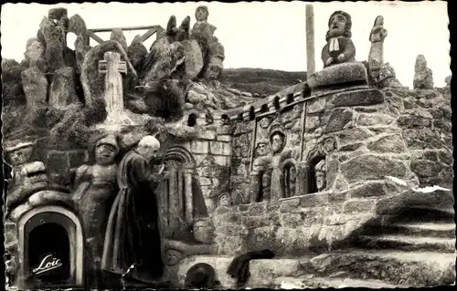 Ak Rothéneuf Ille-et-Vilaine, Rochers sculptés, L'Ermite sculptant la Famille de Rothéneuf