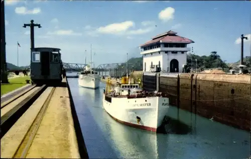 Ak Panama, Open gates, lock chamber, Panama Canal