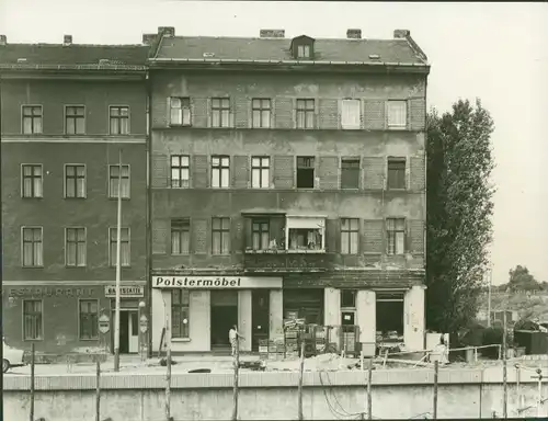 Foto Berlin Lichtenberg Alt Friedrichsfelde, Straße der Befreiung Nord 87, Gebäude, Polstermöbel