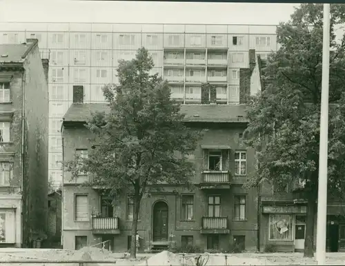 Foto Berlin Lichtenberg Alt Friedrichsfelde, Straße der Befreiung Nord 99, altes Gebäude, Neubauten