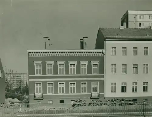 Foto Berlin Lichtenberg Alt Friedrichsfelde, Straße der Befreiung Nord 95/96, alte Gebäude, Neubau