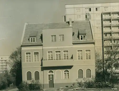 Foto Berlin Lichtenberg Alt Friedrichsfelde, Straße der Befreiung Nord 115, altes Gebäude, Neubau