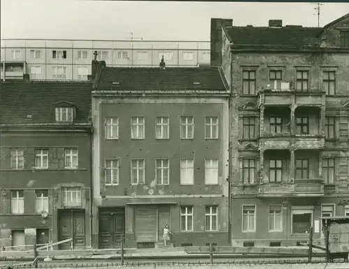 Foto Berlin Lichtenberg Alt Friedrichsfelde, Straße der Befreiung Nord 90/91, alte Gebäude, Neubau