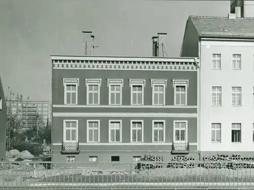 Foto Berlin Lichtenberg Alt Friedrichsfelde, Straße der Befreiung Nord, alte Gebäude, Neubau