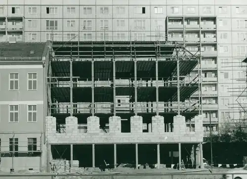 Foto Berlin Lichtenberg Alt Friedrichsfelde, Straße der Befreiung Nord, alte Gebäude, Neubau