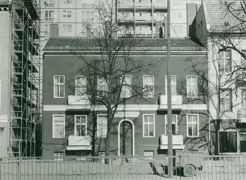 Foto Berlin Lichtenberg Alt Friedrichsfelde, Straße der Befreiung Nord, alte Gebäude, Neubau