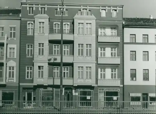 Foto Berlin Lichtenberg Alt Friedrichsfelde, Straße der Befreiung Nord, alte Gebäude, Geschäft