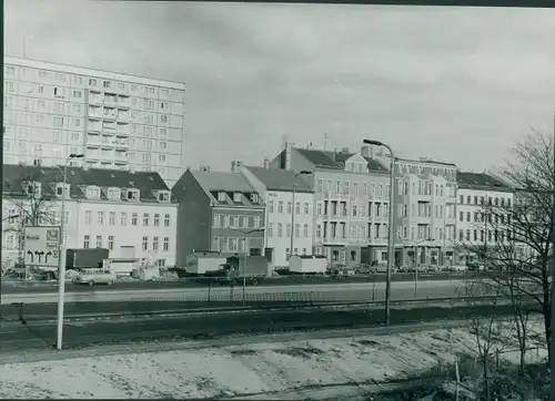 Foto Berlin Lichtenberg Alt Friedrichsfelde, Straße der Befreiung Nord, alte Gebäude, Neubau