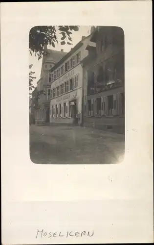 Foto Ak Moselkern an der Mosel, Straßenpartie mit Hotel