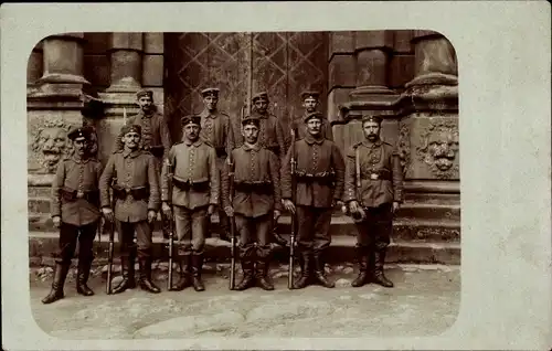 Foto Ak Deutsche Soldaten in Uniform, Gruppenbild vor einem Portal