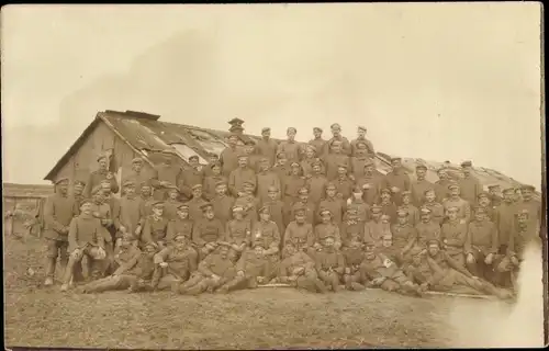 Foto Ak Deutsche Soldaten in Uniform, Gruppenbild vor einer Baracke