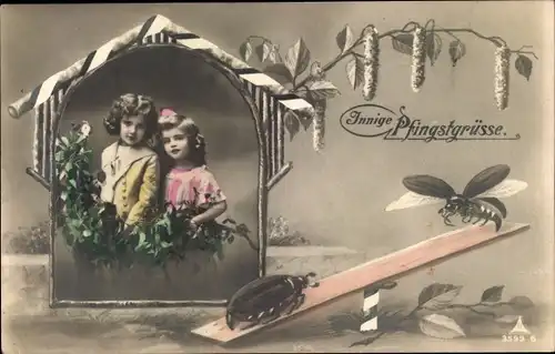 Ak Glückwunsch Pfingsten, Maikäfer auf einer Wippe, Kinder, Birkenzweig