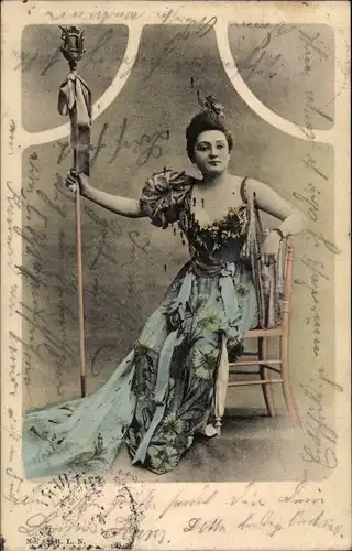 Ak Frauenportrait, Dame im langen Kleid, Stab