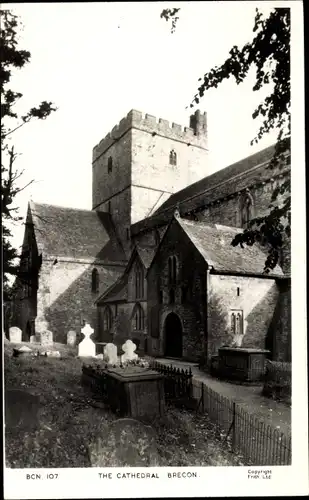 Ak Brecon Wales, Kathedrale mit Friedhof