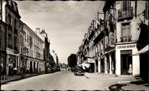 Ak Soissons Aisne, Rue du College, Geschäfte und Passanten