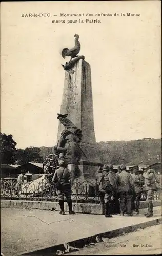 Ak Bar le Duc Meuse, Monument des enfants de la Meuse morts pour la Patrie, Soldaten in Uniform